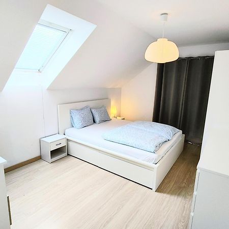 Modern & Cozy House With 3 Bed Rooms And Garden Pressburg Exterior foto