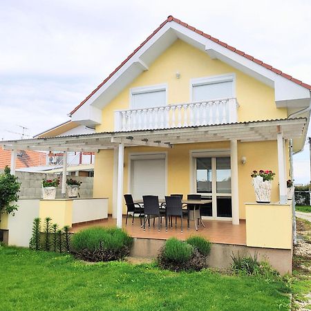 Modern & Cozy House With 3 Bed Rooms And Garden Pressburg Exterior foto