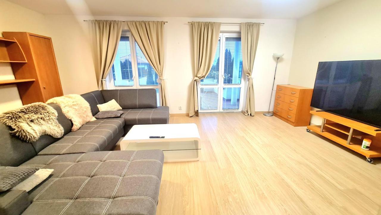 Modern & Cozy House With 3 Bed Rooms And Garden Pressburg Exterior foto