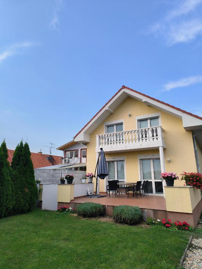 Modern & Cozy House With 3 Bed Rooms And Garden Pressburg Exterior foto