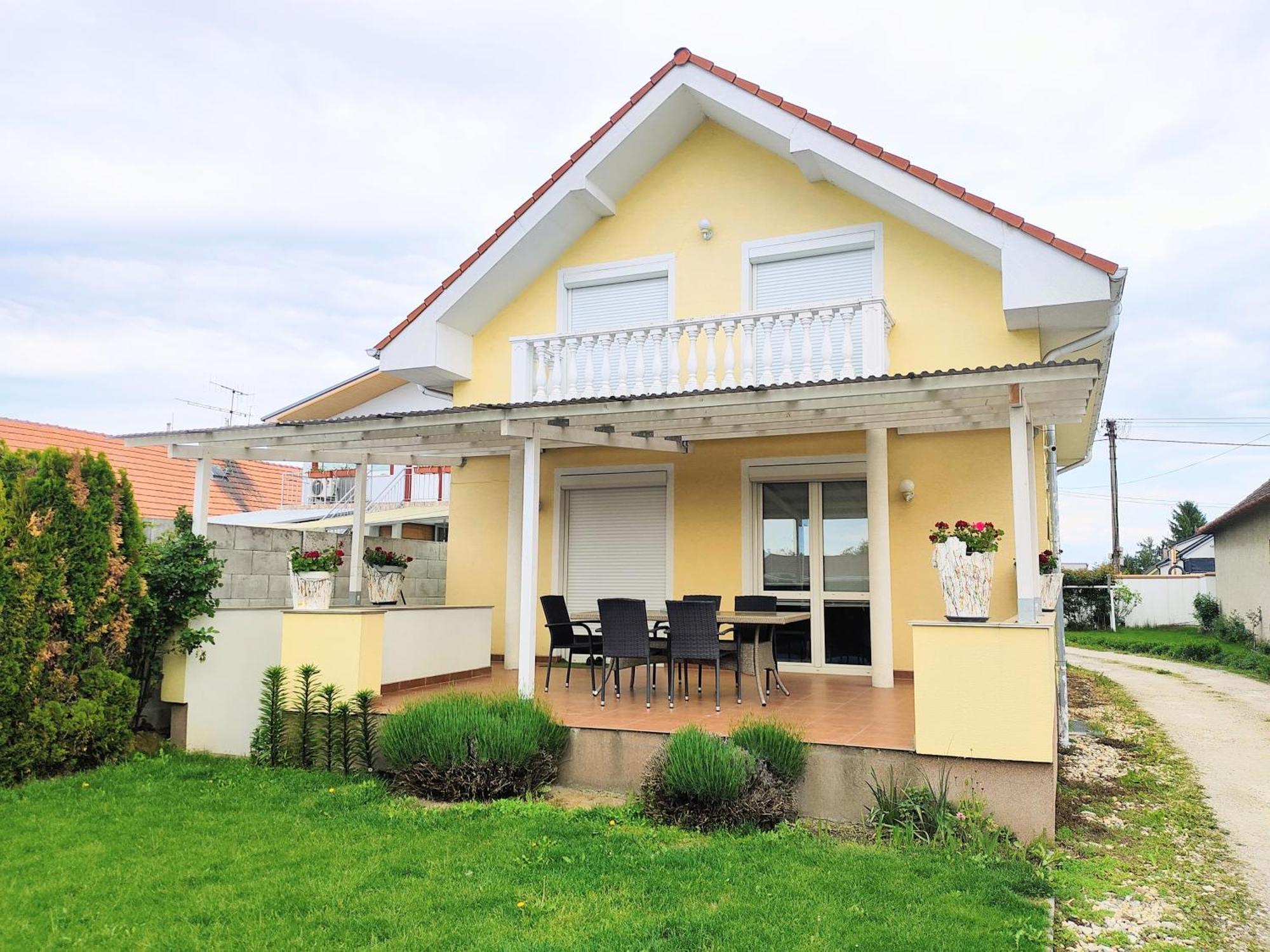 Modern & Cozy House With 3 Bed Rooms And Garden Pressburg Exterior foto